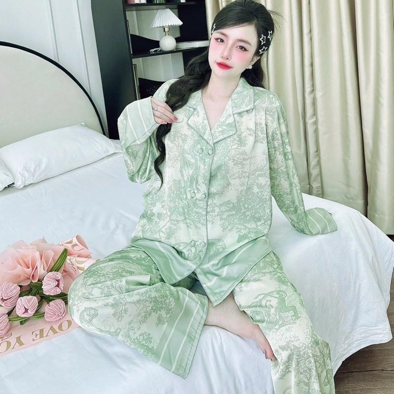 Đồ bộ pijama lụa mịn cổ vest hoạ tiết rừng sang trọng màu xanh min có bigsize đến 90kg