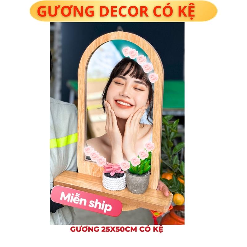  Gương trang điểm treo tường có kệ gương Decor Phòng kèm kệ kiểu dáng hình oval có kệ để lược và kẹp tóc kích thước 25x50cm phù hợp trang điểm soi mặt tặng đinh treo không khoan tường. 