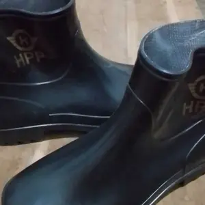 Sepatu Boots Pendek Kecil Hitam Mengkilap / Sepatu Booth Karet pendek mini / Safety Boot