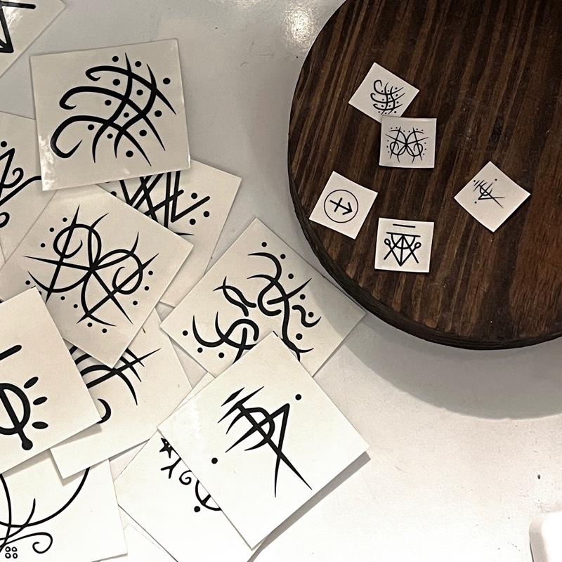  HÌNH XĂM dán tạm thời hoa văn trắng đen kích thước nhỏ phù hợp cho mọi dịp sử dụng 