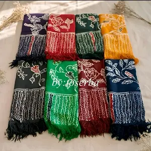 Gendongan Anak Jarik Madura dengan Desain Bunga dan Fringe Warna-warni untuk Kegunaan Sehari-hari