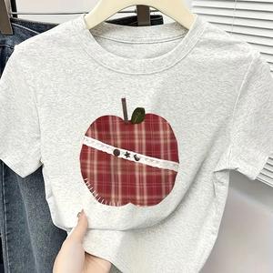 チェック柄リンゴ柄プリント婦人用半袖Tシャツ、ラウンドネック、ゆったり、純綿カジュアルトップス、ラウンドネック、ショルダーベルト、ゆったりシルエット、通気性、肩落ちデザインプリントTシャツ夏のゆったりタイプ