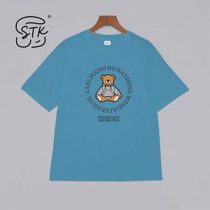 เสื้อยืดแฟชั่น ความนิยม เสื้อยืดคู่รัก M-3XL พิมพ์ลายกราฟฟิกสุดน่ารัก มีสีให้เลือก 8 สี ผ้าโพลีเอสเตอร์คุณภาพสูง สามารถสวมใส่ได้ทุกฤดูกาล #T165