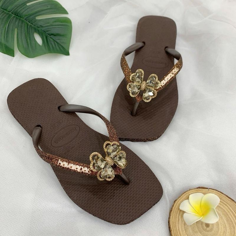 Tổng Hợp Đế Vuông Gắn Kèm Charm Cỏ 4 Lá Cho Nữ Từ Brazil - Cao su non tự nhiên, đế tông cao su caro jean - Sandal, Đế Bằng- Thu Hường Havai