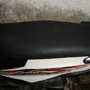 Cover Sarung Pelindung Kulit Jok Motor Model Carbon 3D Trendy Praktis Tinggal Pasang Ada Karet Perekat