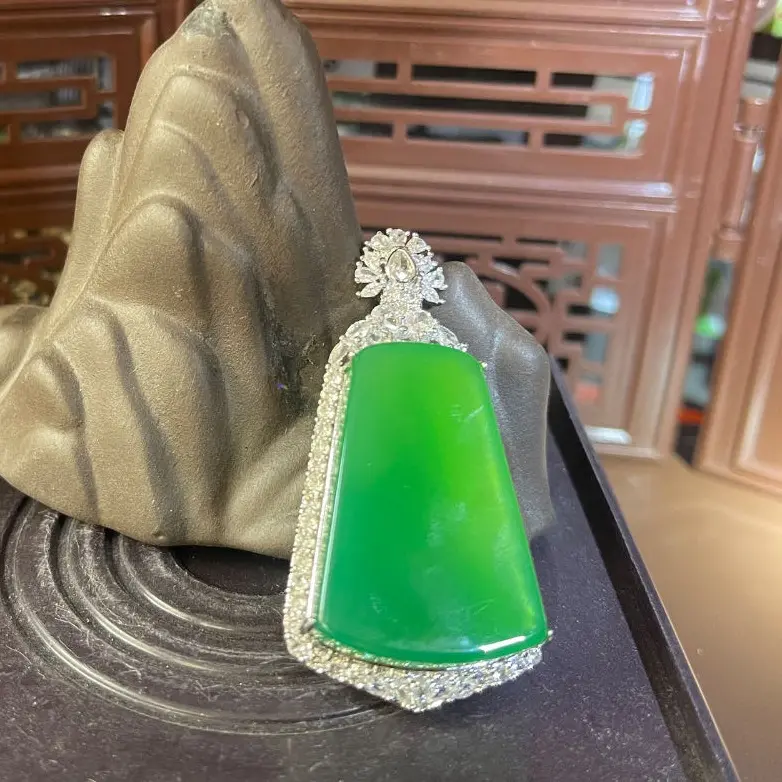 Luxurious green jade square pendant