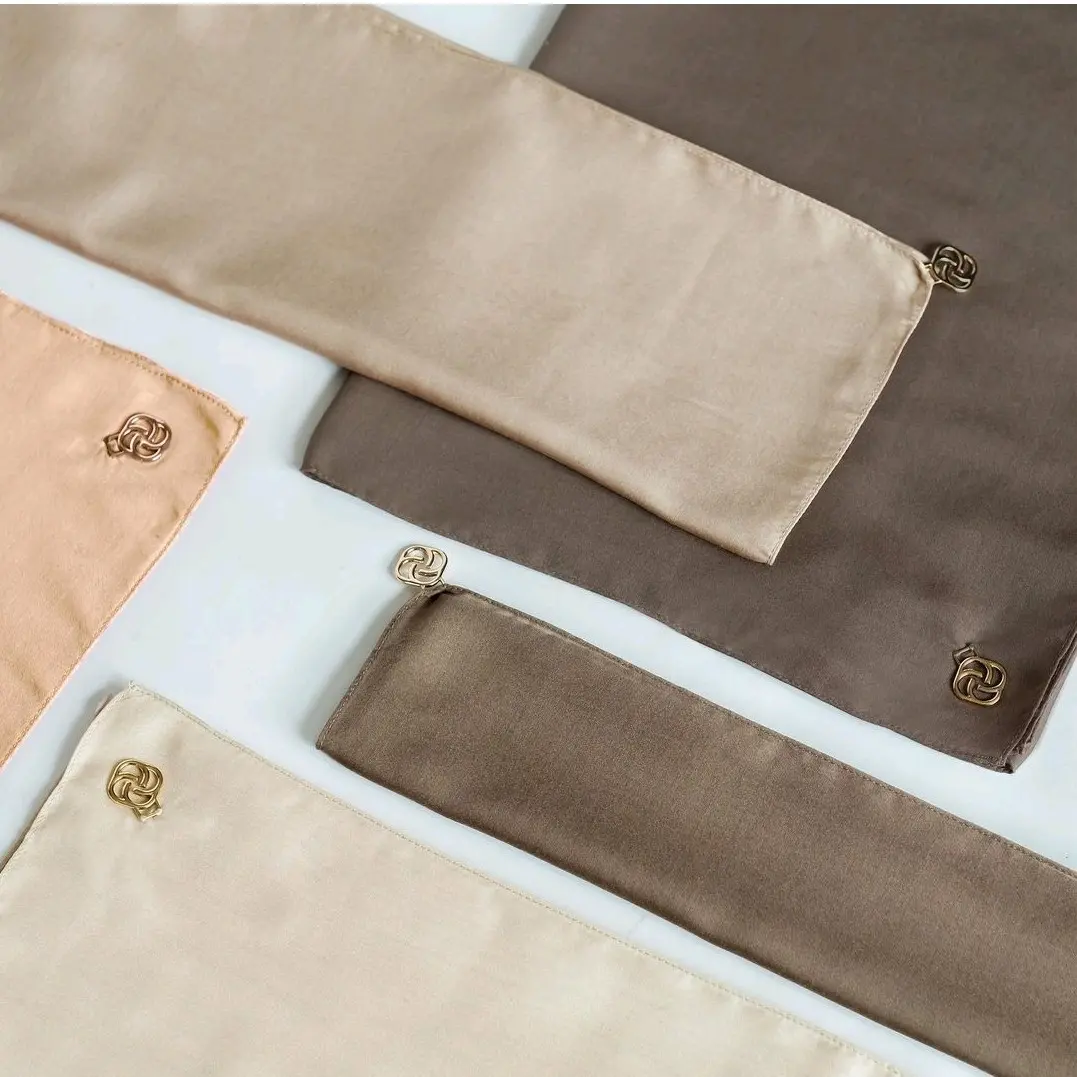 Kerudung Deenay Polos Pin Logo Baru
