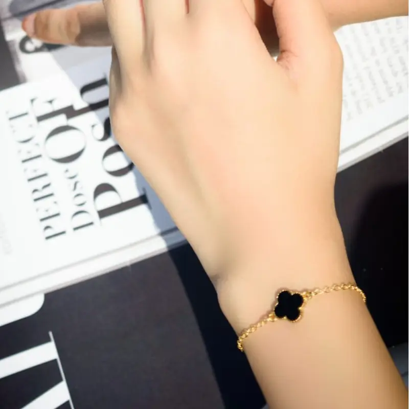 Gelang wanita dengan motif daun semanggi empat berwarna emas 2