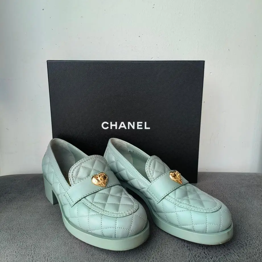 (Preowned) Reu 18382 Chanel - 2023 Cruise Heart Interlocking CC quilted Lambskin Loafer 38