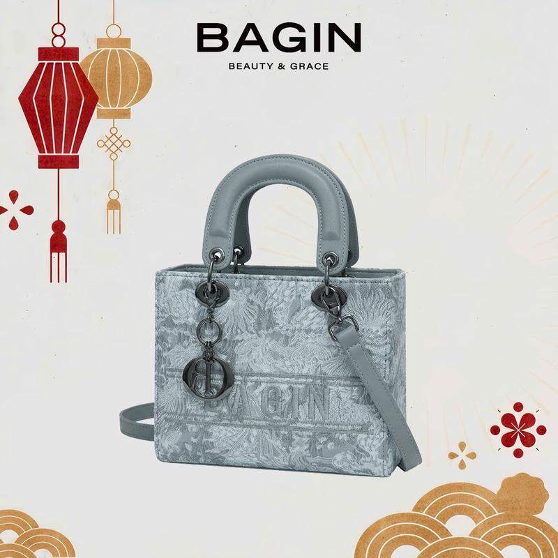  【Shop Túi Xách Nữ Dáng Vuông Họa Tiết Thêu Nổi Tặng Kèm Charm Và Dây Đeo  gy-855  