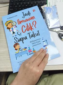 Product Review of BUKU EDUKASI ANAK: JADI ILMUWAN CILIK? SIAPA TAKUT? (99 Eksperimen Sains Asyik untuk Anak) Soft Cover from s**i 3