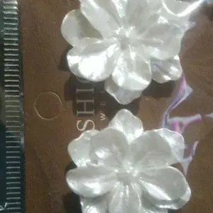 anting bunga akrilik white flower acrylic stud earrings jan313
