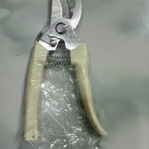 Alat gunting dahan ranting daun  Pohon