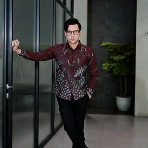 Kemeja Batik Katun Solo Motif Caraka Merah Maroon Slim Fit