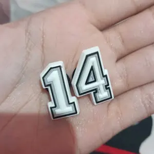 Serbaguna 1PCS PVC Luminous & Non Luminous Huruf Inggris merah muda B&W DIY Number Karakter Kartun Lucu A-Z Sandal pin Sepatu Tempelan Aksesoris Sepatu Menghias Unisex Kids Party Gift