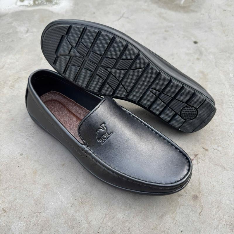 Giày  mọi nam chất liệu da nap pa mờ nguyên con mọi túi hay còn gọi là mọi thúc phom mầu đen chất da mềm dẻo lót  chân được làm bằng da bò lót thành làm bằng da cừu được lắp đế cao su nhập khẩu mang lên chân cực êm và thoải  mái