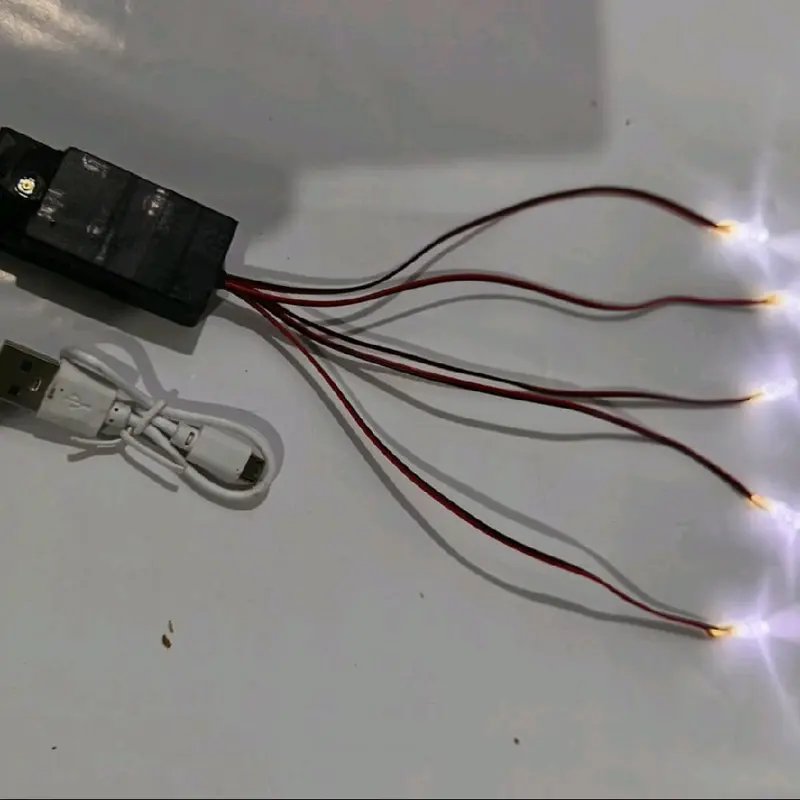 lampu matrix 4 mode batree bisa di cas jika habis cocok untuk variasi segala jenis miniatur truck,  bus,  mobil2n lainnya biar tambah keren miniatur anda 1