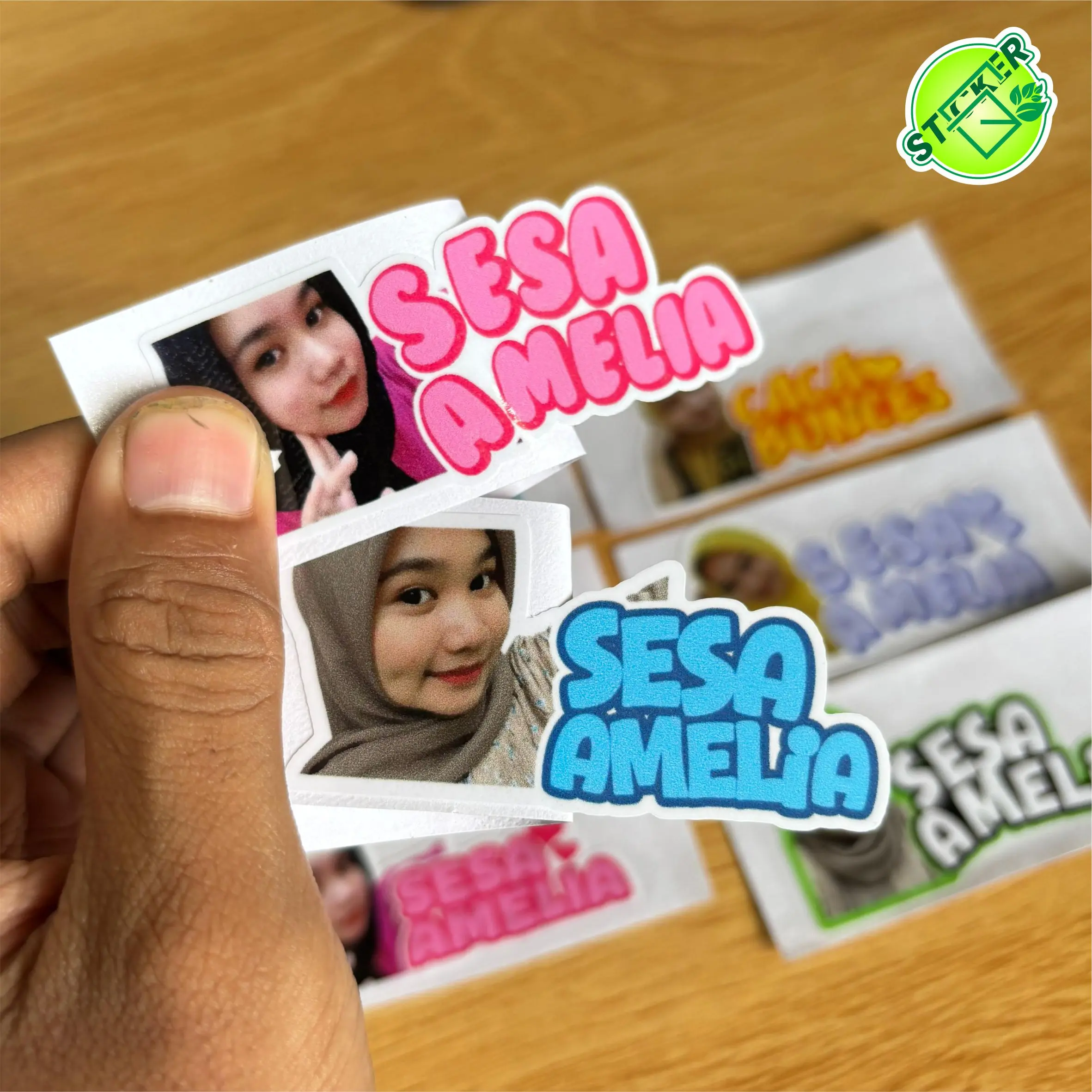 STIKER CUSTOM FOTO DAN NAMA VIRAL BEBAS CUSTOM SUKA SUKA