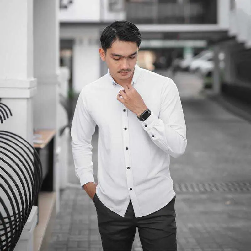 Kemeja polos pria lengan panjang slimfit premium distro warna hitam putih basic casual modern 1