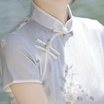 Product Introduction of [Light gray printed short-sleeved cheongsam woman] The new slim and long design is elegant and slim, which is suitable for women's daily/party wear and interpretation of oriental classical charm! 1