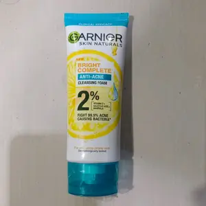 Garnier Facial Foam Bright Complete Anti Acne 100ml - Sabun Pembersih Wajah Anti Jerawat dengan 2% Vitamin C