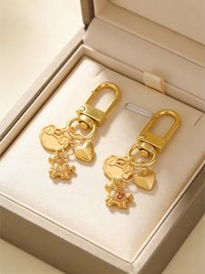 馬年ラッキーキーホルダー｜鉄合金製馬ペンダント、縁起の良い雲とハートのペンダント、馬年アクセサリー、バッグチャーム、即金運を象徴する赤とゴールドの馬鞍デザイン、スマホチャーム、バッグチャーム、新年のペンダント