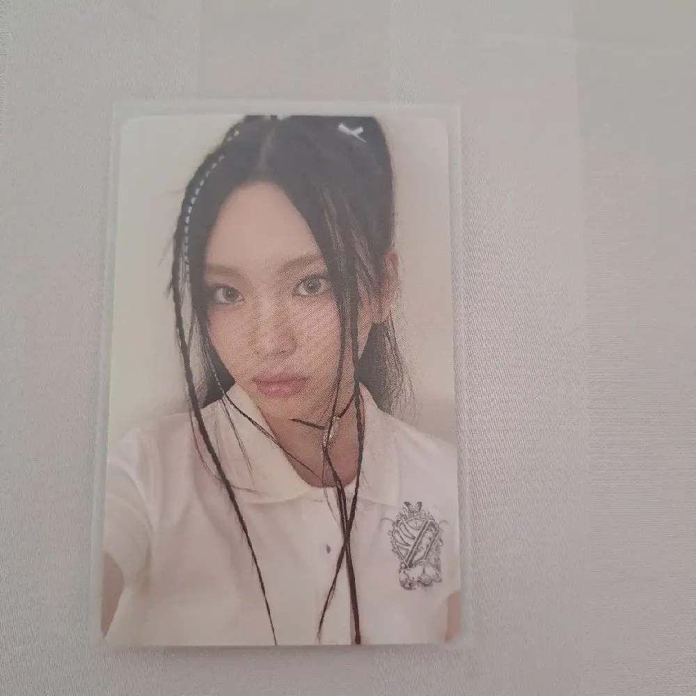 Hyein Official Njs photocard ready! No damage and glossy!