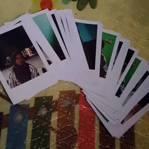 Cetak Foto Polaroid 2r (ISI 30) BONUS 6 FOTO Kertas Premium Super Glossy 210gsm Hasil Tajam Cerah & Warna Akurat Proses Cepat Langsung Jadi Cocok Buat Kado, Hadiah Ulang Tahun, Souvenir