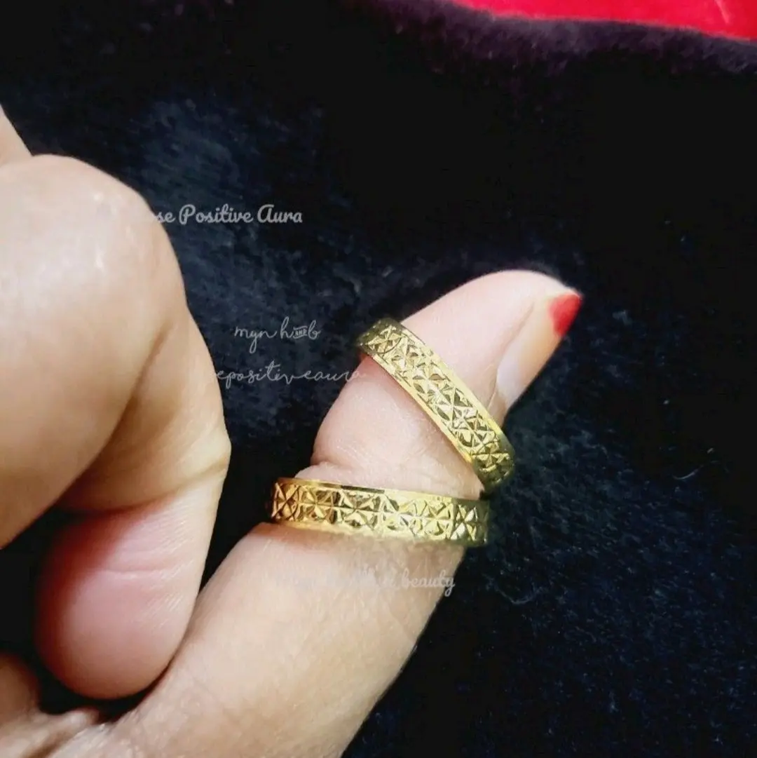 Bangkok gold ring belah rotan 0.3cm. Come with engraved inside