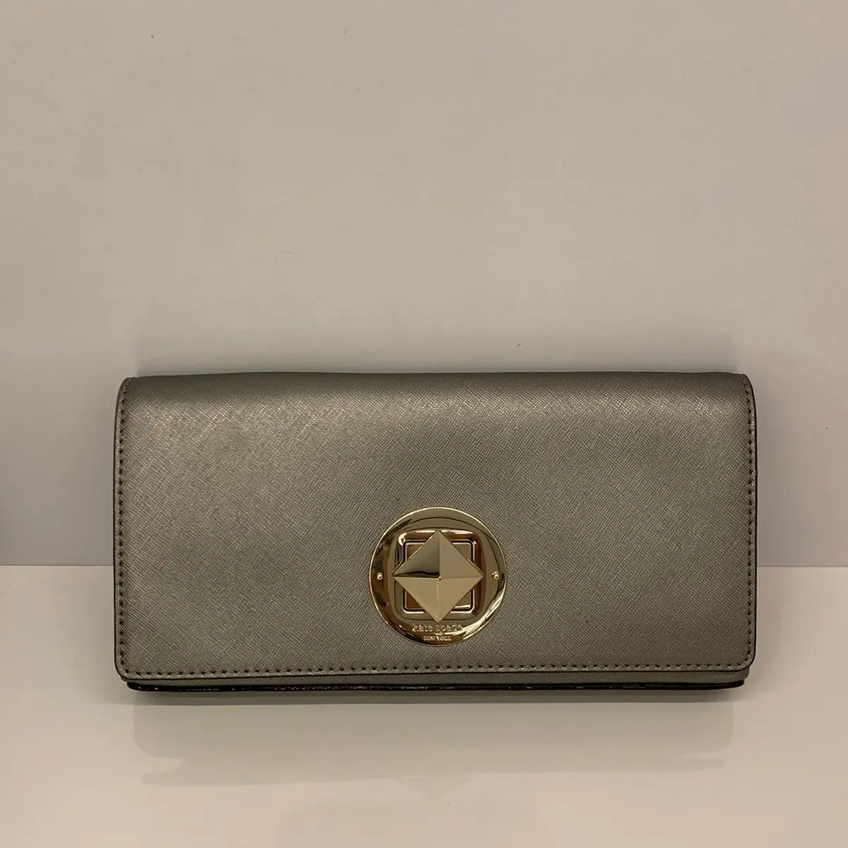 (Preowned-C1583) Kate Spade Turn Lock Clutch