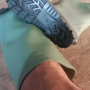 Sepatu bot pria model baru, sol tebal antislip, desain mid-calf, tahan air dan banjir, sepatukerja karet, cocok dipakai saat musim hujan