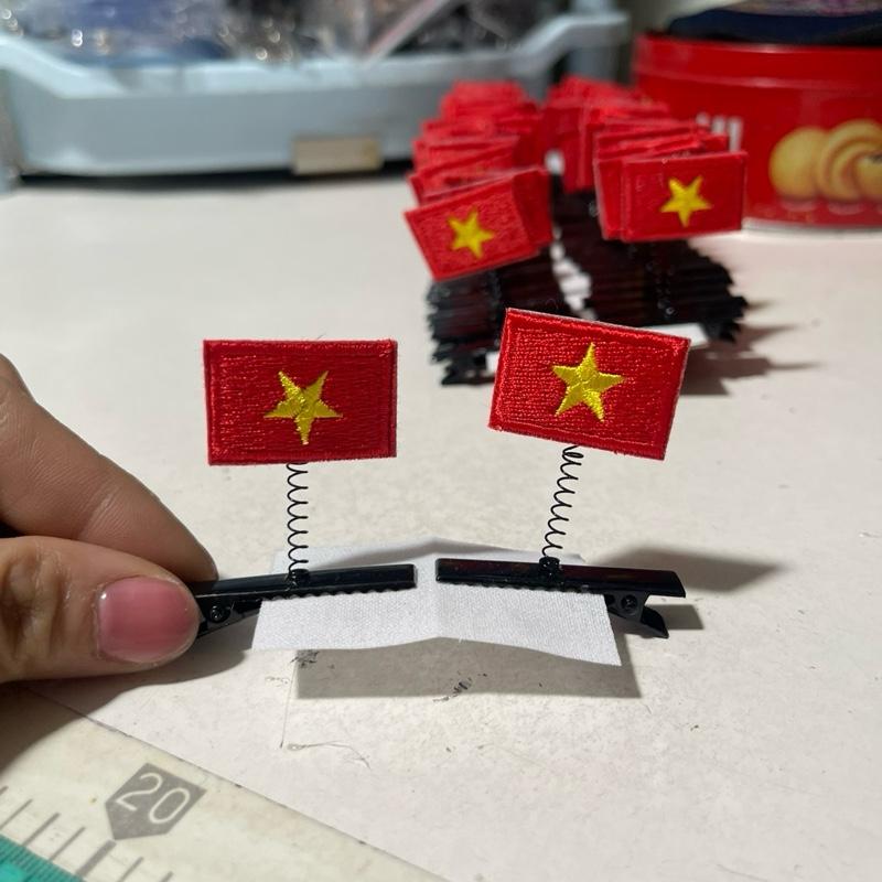 ￼Kẹp Tóc Hot trend, Kẹp tóc cờ đỏ sao vàng ngày quốc khánh 1 set 2 chiếc lá cờ thêu 3