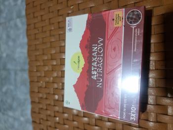 Product Review of Suplemen Kecantikan Astaxani Nutraglow - Natural Astaxanthin 10 mg - Nutrisi Alami Mencerahkan Memudarkan Flek Hitam Mencegah Penuaan Dini Pada Kulit [BPOM & HALAL] from V**S 0