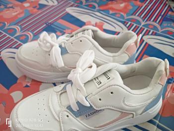 Product Review of ใหม่ รองเท้ากีฬาลำลองผู้หญิงทุกคู่สไตล์เกาหลี พื้นรองเท้าทนทานต่อการสึกหรอ มีสไตล์และระบายอากาศได้ดี from 🐼**💗 0