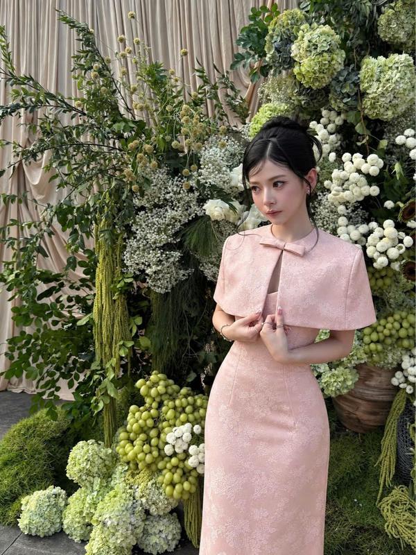 Đầm Gấm Vân Hoa Dập Nổi Kèm Áo Choàng - Thanh Lịch Sang Trọng