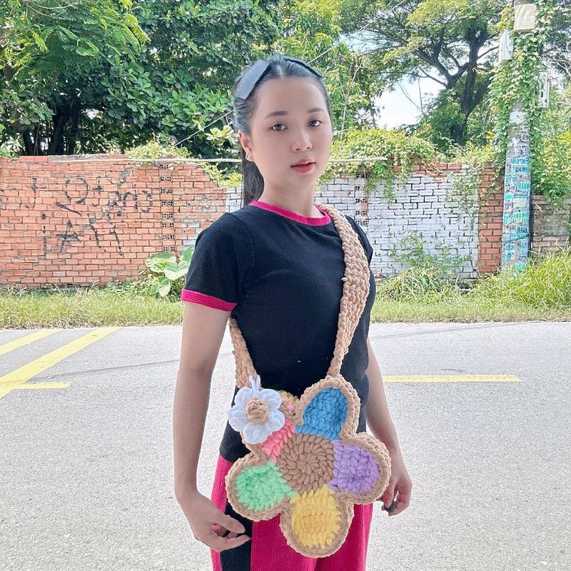  túi len hoa 5 cánh  size khoảng 29cm  làm bằng len sợi to có nhiều màu bỏ vừa ₫iện thoại vật nhỏ. .. 