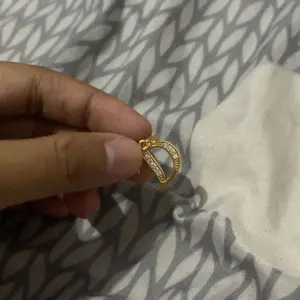 Liontin inisial abjad bahan titanium warna gold anti karat