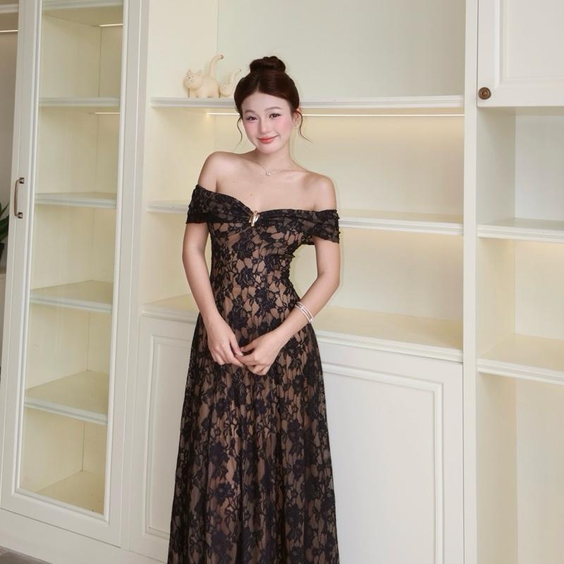 Đầm ren trễ vai dáng dài phối khoen ngực họa tiết hoa hồng