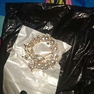 【Jojoo】Fashion Butterfly Brooches Gold Color Pearl Brooch Pins Rhinestone Breastpin for Women hijab