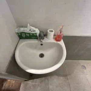 Wastafel keramik putih dan tahan lama