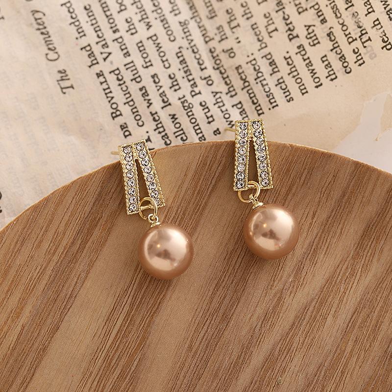 Mua ba bộ quần áo, nhận quà miễn phí tại [Brand Name] 4