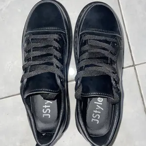 SK-145 [Sepatu DNY] Sepatu Hitam Formal Unisex Kekinian Sepatu Wanita Tali Kasual Korean Style Terbaru