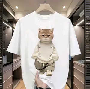 (COD)Kaos Putih/Hitam dengan Gambar Kucing Imut Berbusana Bergaya Tionghoa: Atasan Bordir Bambu Krem & Celana Khaki, Ekspresi Mata Polos yang Menggemaskan Cocok untuk Gaya Kasual yang Simpel tapi Penuh Karakter dan Sentuhan Budaya Oriental