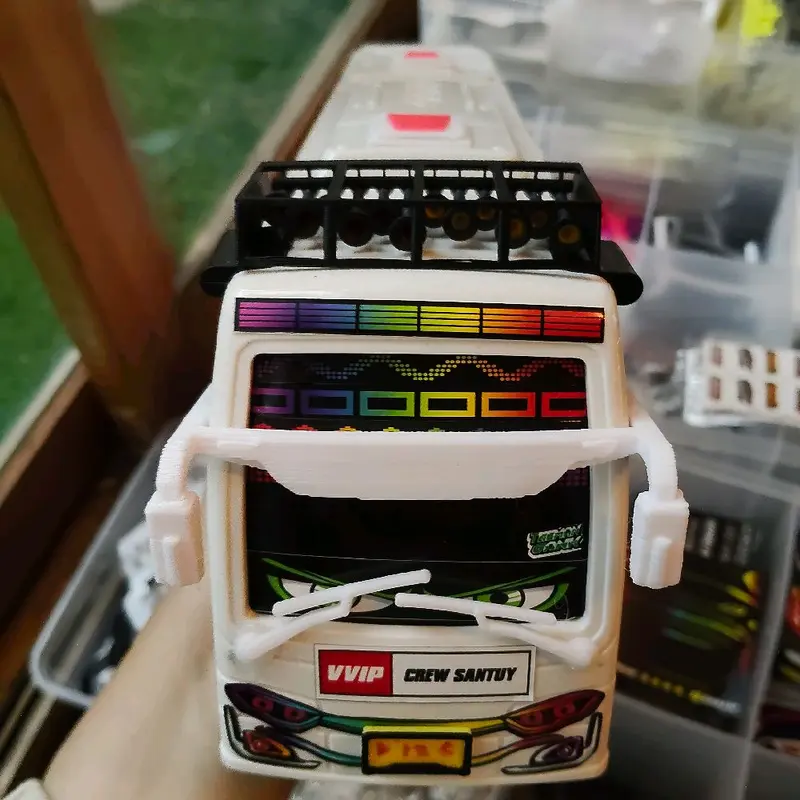 Pintu darurat atau Pentelasi udara adalah asesoris Mainan miniatur bis Toys 2