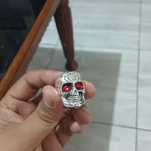 【zhamus】Cincin Bentuk Tengkorak Mode Cincin Batu Bertatahkan Ruby Pria Keren Skull Shape Rings