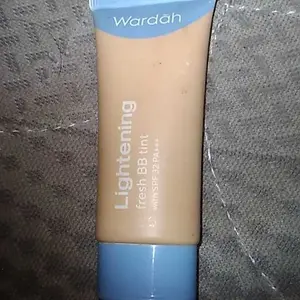 Wardah Lightening Fresh BB Tint SPF 35 PA+++ 15ml- Base Makeup Super Ringan, Infused Niacinamide Serum