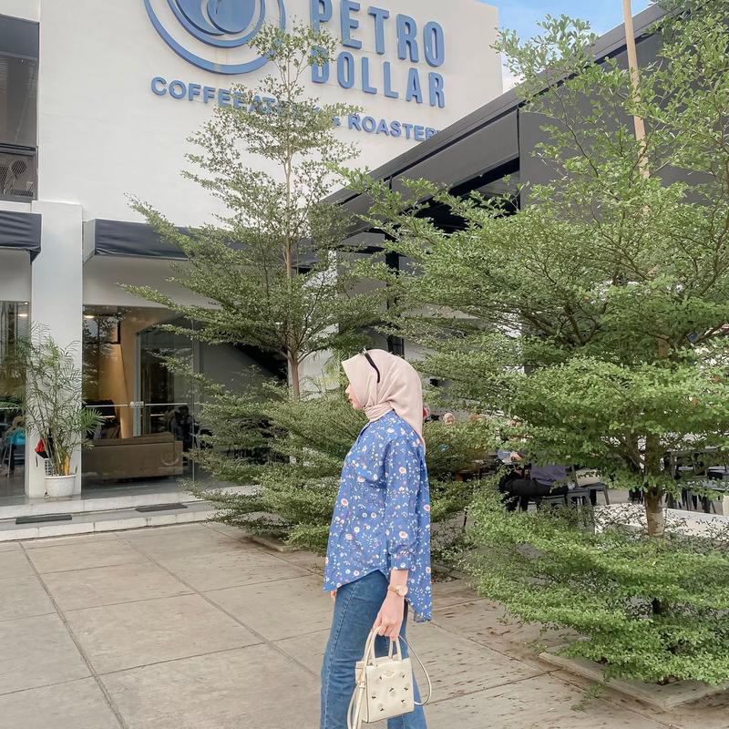 Kemeja Zanica  bunga-bunga biru 2