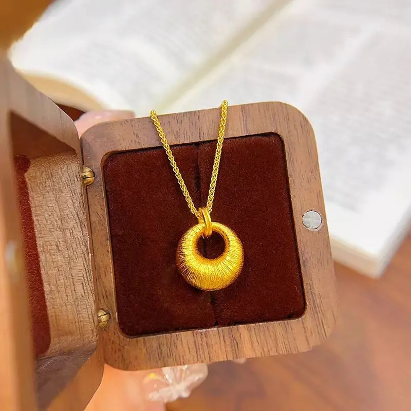 Kalung liontin emas tebal bergaya toko emas, dengan gesper keamanan bergaya Cina, cincin emas kecil tebal, rantai tulang selangka.