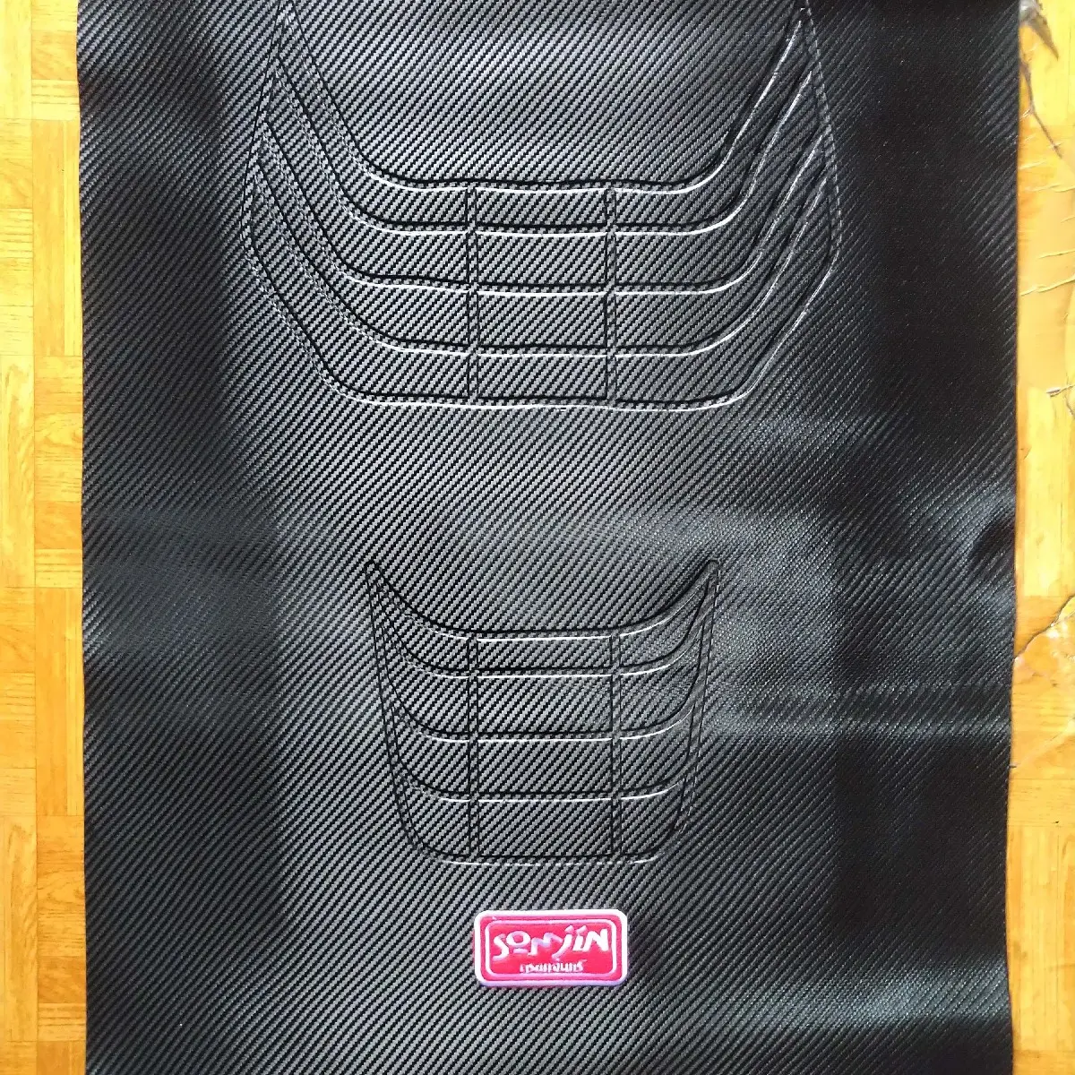 Sarung jok tanduk carbon SOMJIN merah Motor