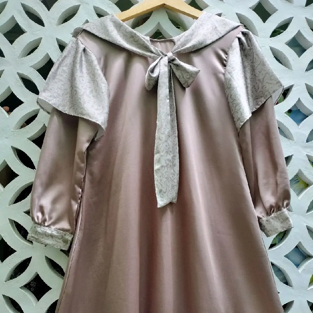 Gamis wanita muslim Silk Raya 2025 kombinasi tali silk motif cantik